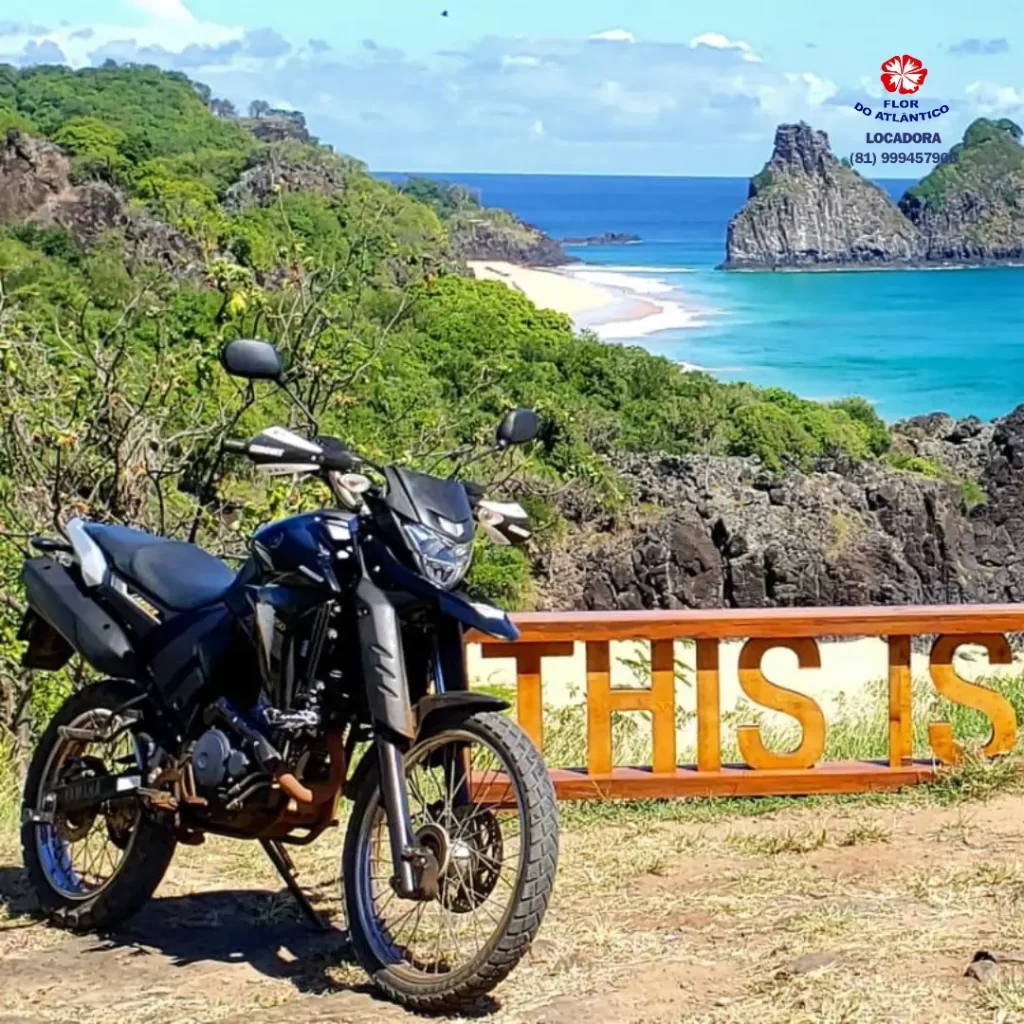 Yamaha Lander 250 cc com vista para praia