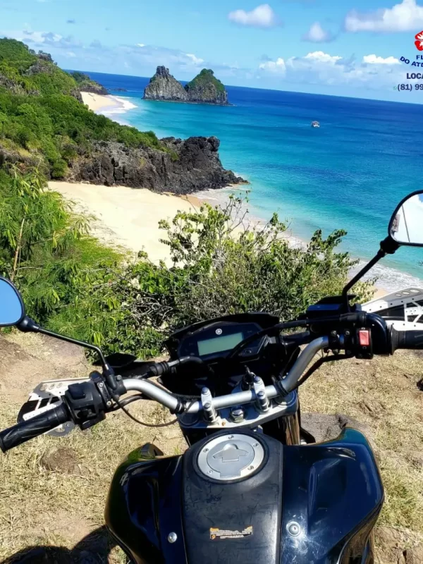 Yamaha Lander 250 cc com vista da praia